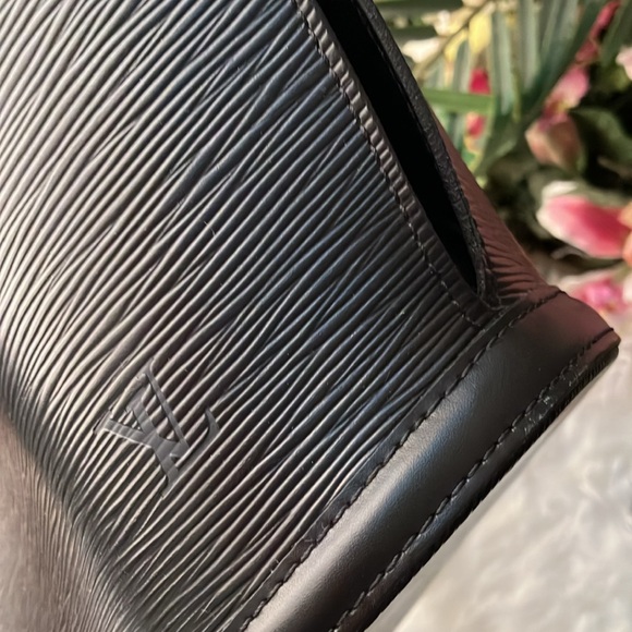 LOUIS VUITTON black Epi Saint Jacques in excellent condition. Authenticated - Picture 17 of 17